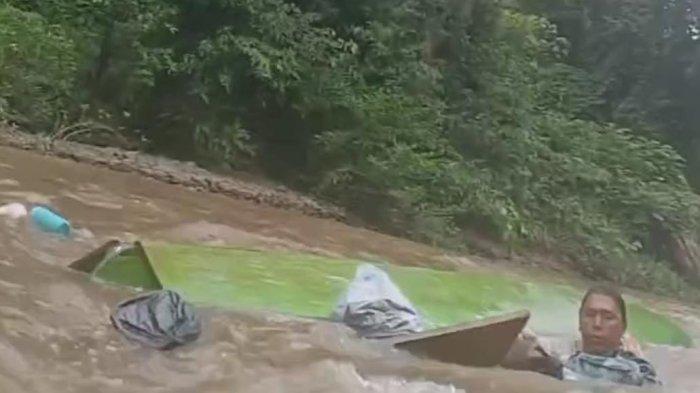 Petugas Pemutakhiran Data Pemilih dan PPs Desa Punan Gong Solok mengalami kecelakaan sungai saat menjalankan tugas Coklit di Malinau Selatan Hilir, Sabtu (13/7/2024). Semua penumpang dilaporkan selamat,
(TRIBUNKALTARA.COM / HO-KETUA KPU MALINAU, MARSALINO)

Ketua KPU Malinau Marsalino saat melaporkan kondisi kecelakaan sungai Pantarlih di Desa Punan Gong Solok, Kecamatan Malinau Selatan Hilir, Malinau, Kalimantan Utara, Sabtu (13/7/2024).
(TRIBUNKALTARA.COM / HO-KETUA KPU MALINAU, MARSALINO)
