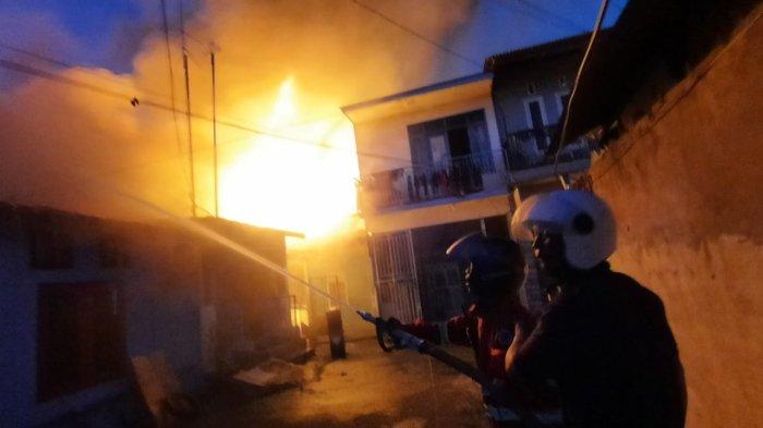 KEBAKARAN LAGI - Petugas pemadam dibantu relawan gabungan berusaha memadamkan api kebakaran jalan Pipit, Jalan Gatot Subroto Gang 16 RT 23, dekat eks Bandara Temindung, Kelurahan Bandara Kecamatan Sungai Pinang Kota Samarinda Kalimantan Timur sekira pukul 18.30 Wita, Sabtu (24/2/2024).