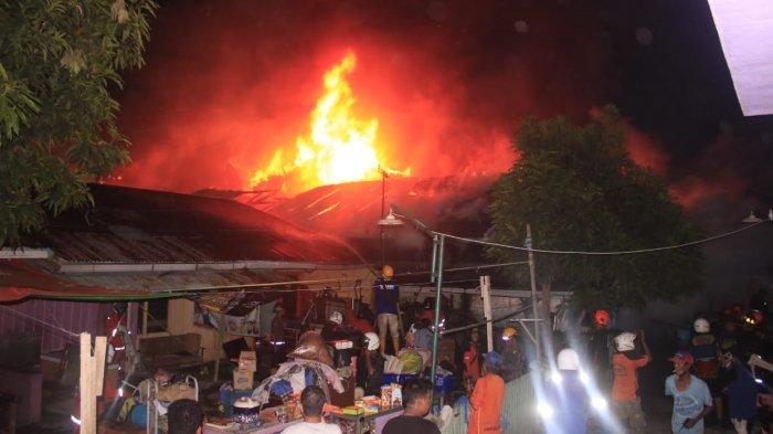 KEBAKARAN LAGI - Petugas pemadam dibantu relawan gabungan berusaha memadamkan api kebakaran jalan Pipit, Jalan Gatot Subroto Gang 16 RT 23, dekat eks Bandara Temindung, Kelurahan Bandara Kecamatan Sungai Pinang Kota Samarinda Kalimantan Timur sekira pukul 18.30 Wita, Sabtu (24/2/2024).