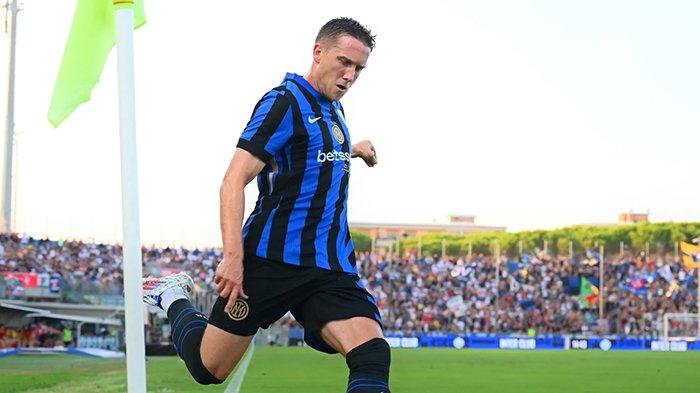 Piotr Zielinski saat menjalani laga pramusim 2024/2025 bersama Inter Milan.