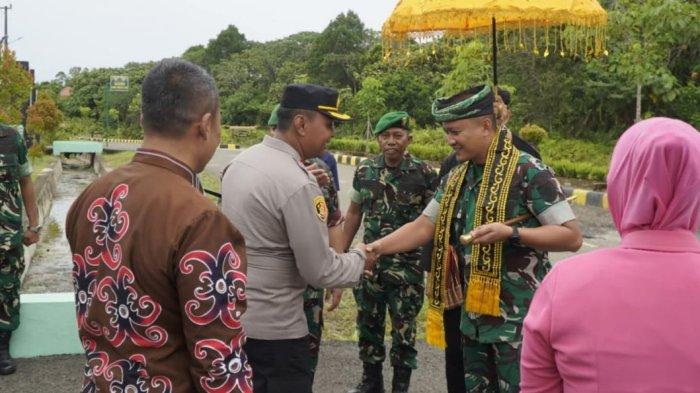 PROSESI TEPUNG TAWAR- Penyambutan Dandim 0914 Tana Tidung yang baru Letkol Arm Raden Florensius Ferdian di Tana Tidung Kalimantan Utara, Jumat (11/7/2025) sore dengan tradisi tepung tawar.