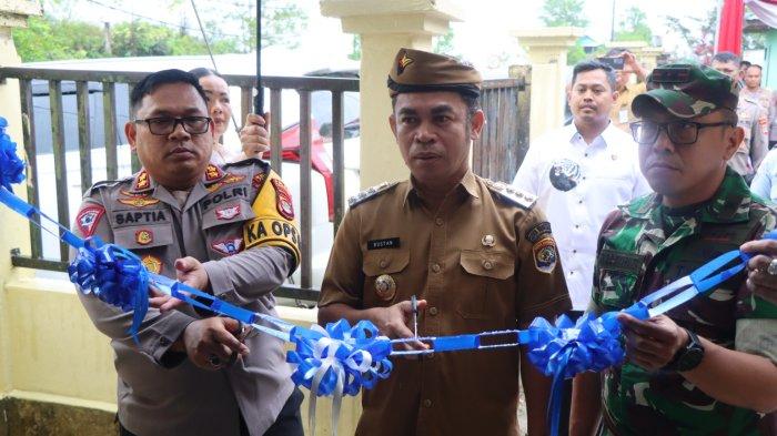 Kapolres Tarakan, Dandim 0907 Tarakan bersama Pj Wali Kota Tarakan saat meresmikan simbolis posko Kampung Bersinar Juata Permai, Senin (20/1/2025).