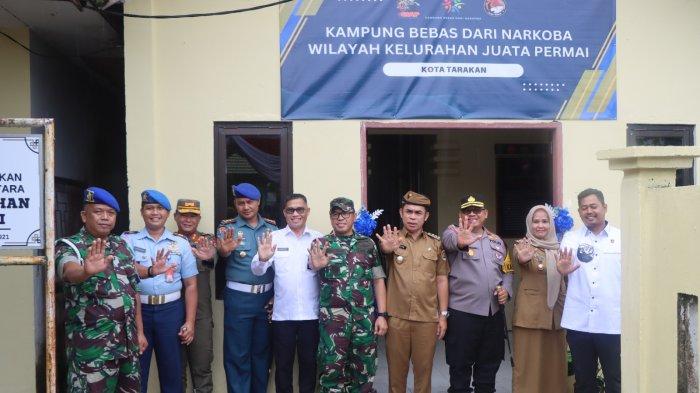 Pj Wali Kota Tarakan Bustan bersama unsur forkopimda saat menghadiri peresmian Kampung Bersinar di Juata Permai Kota Tarakan, Senin (20/1/2025).