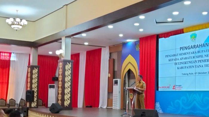 Pjs Bupati Tana Tidung, Datu Iqro Ramadhan Beri Pengarahan kepada ASN se-Kabupaten Tana Tidung di Gedung Pendopo Djaparudin Tideng Pale, Senin (7/10/2024).