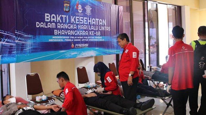 Ditlantas Polda Kaltara saat menggelar donor darah dalam rangka Hari Lalu Lintas Bhayangkara ke-68.
