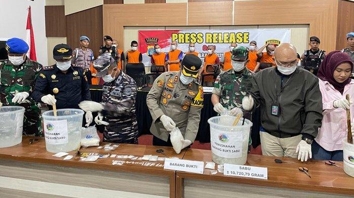 Polres Nunukan kembali melakukan pemusnahan barang bukti Narkotika golongan satu jenis sabu-sabu dengan berat 10,7 Kg di Aula Sebatik Polres Nunukan, Jumat (16/08/2024), pagi.