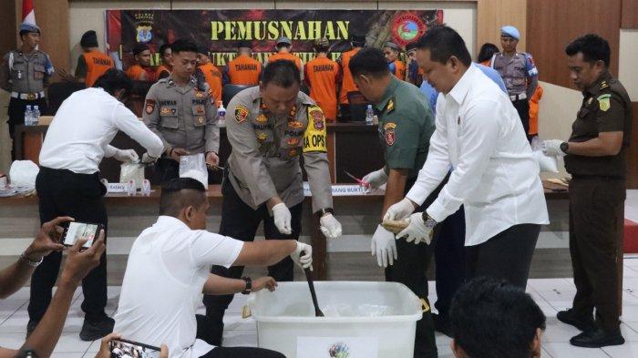 Polres Nunukan musnahkan sebanyak 15.754,1 gram barang bukti (BB) narkotika golongan I jenis sabu-sabu termasuk ganja syntetic dan pil ekstasi, Rabu (20/12/2023), pagi.