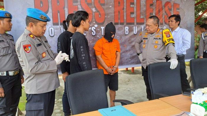 Kapolresta Bulungan Kombes Pol Agus Nugraha menginterogasi singkat tersangka AS, di sela rilis terkait pengungkapan kasus Curanmor di Mapolresta Bulungan, Rabu (24/04/2024).