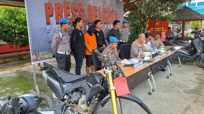 Kapolresta Bulungan Kombes Pol Agus Nugraha, didampingi Kasat Reskrim dan beberapa PJU Polresta saat memberikan keterangan kepada wartawan terkait pengungkapan kasus Curanmor di Mapolresta Bulungan, Rabu (24/04/2024)