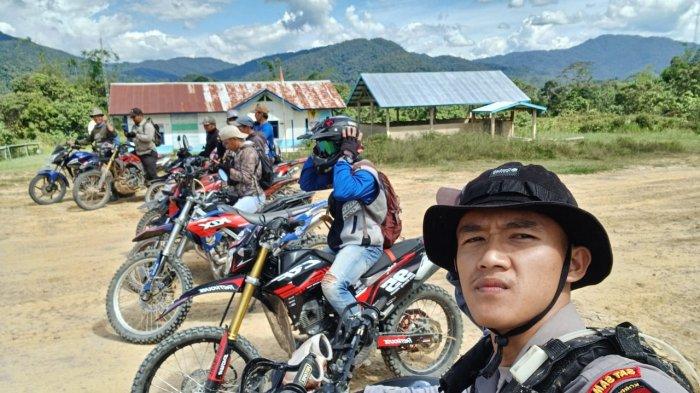 Personel Polsek Krayan Selatan menuju lokasi yang diduga jatuhnya pesawat perintis rute Tarakan-Binuang, Jumat (08/03/2024), sore.