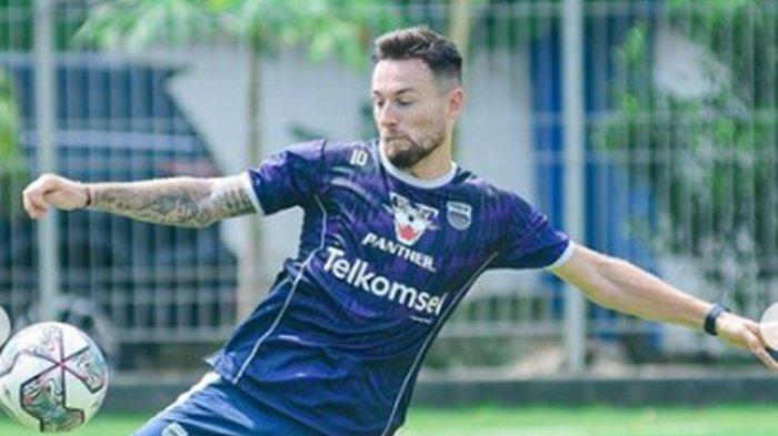 Potret aksi Marc Klok di sela latihan Persib Bandung. Sudah sebulan kompetisi BRI Liga 1 2022 dihentikan, pilar Persib Bandung Marc Klok curhat soal kelanjutan kompetisi sepak bola nasional