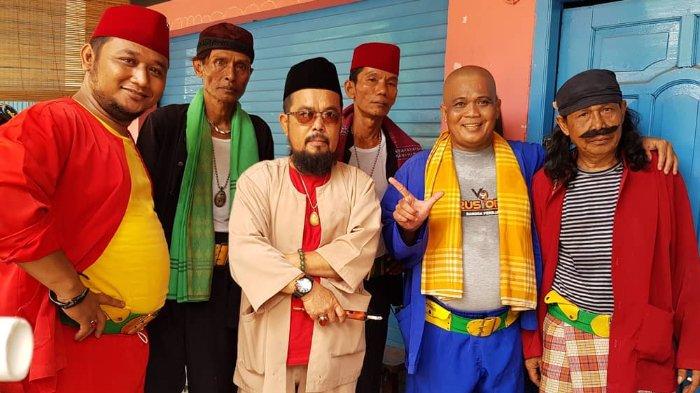 Potret komedian Sapri Pantun (urutan kedua dari kanan) bersama rekan-rekannya saat didapuk menjadi Palang Pintu di acara pernikahan. Simak teks Pantun Palang Pintu selengkapnya di dalam artikel berikut.