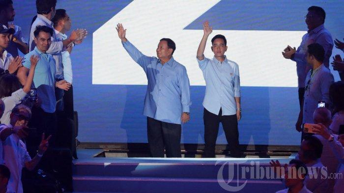Calon Presiden dan Calon Wakil Presiden nomor urut 2 Prabowo Subianto dan Gibran Rakabuming Raka menyapa pendukungnya saat konsolidasi pendukung di Sentul Intenational Convention Center (SICC), Kabupaten Bogor, Jawa Barat, Minggu (10/12/2023). TRIBUNNEWS/IRWAN RISMAWAN