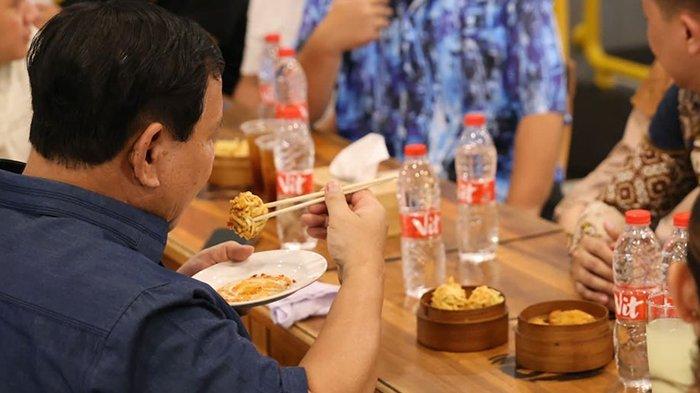 Prabowo Subianto saat makan siang di Mie Gacoan, yang merupakan restoran kekinian dan langganan anak muda (instagram/@prabowo)