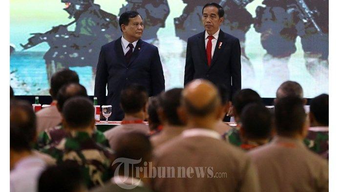 Presiden Joko Widodo (kanan) bersama Menteri Pertahanan Prabowo Subianto (kiri)) saat Rapat Pimpinan (Rapim) Kementerian Pertahanan, TNI dan Polri di Kantor Kemhan, Jakarta, Kamis (23/1/2020). Rapim Kemhan, TNI dan Polri Tahun 2020 mengusung tema 'Pertahanan Semesta Yang Kuat, Menjamin Kelangsungan Hidup NKRI'. 