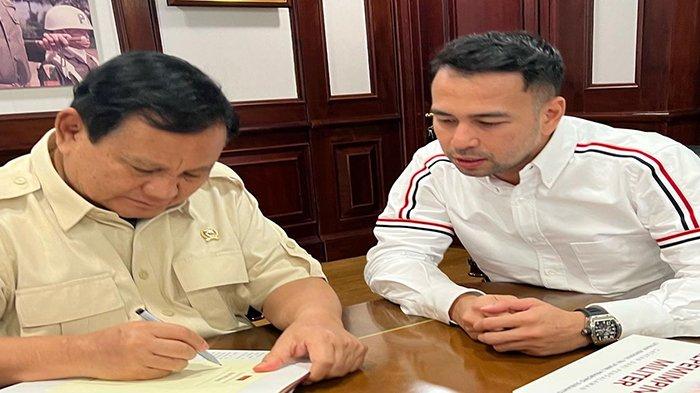 Prabowo Subianto memberikan buku Kepemimpinan Militer kepada Raffi Ahmad (instagram/@raffinagita1717)