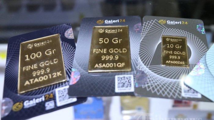 HARGA EMAS ANTAM - Pramuniaga menunjukkan emas batangan Aneka Tambang (Antam) di Galeri 24 Pegadaian, Jakarta, Kamis (18/4/2024). Simak update harga emas hari ini untuk mengetahui apakah harga emas naik atau harga emas turun pada Minggu 8 Juni 2025.