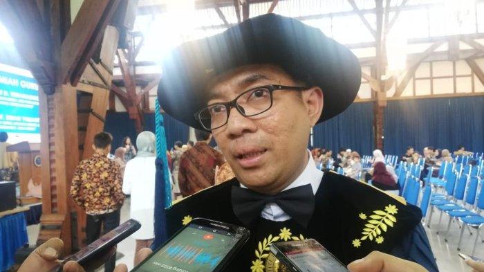 PROFIL BRIAN YULIARTO - Brian Yuliarto yang menjadi Guru Besar ITB di usia 43 tahun diambil dari Kompas.com, Rabu (19/2/2025). Presiden Prabowo bakal lantik sejumlah pejabat hari ini, Brian Yuliarto disebut bakal gantikan Mendikti Saintek Satryo, intip profil Wakil Rektor ITB tersebut.