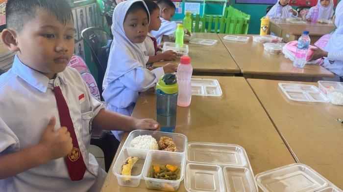 Program Makan Bergizi Gratis di SDN 01 Nunukan Selatan, Senin (06/01/2025), siang.
