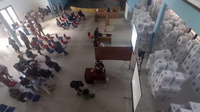 Proses rekapitulasi hasil penghitungan suara tingkat kecamatan di Malinau Kota Kabupaten Malinau, Kalimantan Utara, Sabtu (17/2/2024).
