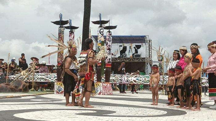 Prosesi Meju Anak Ufah khas masyarakat Kayan tempo dulu. Prosesi mencetak pemimpin baru menempatkan Suku Kayan sebagai KingMaker masyarakat adat di Malinau kala dulu, beberapa waktu lalu.