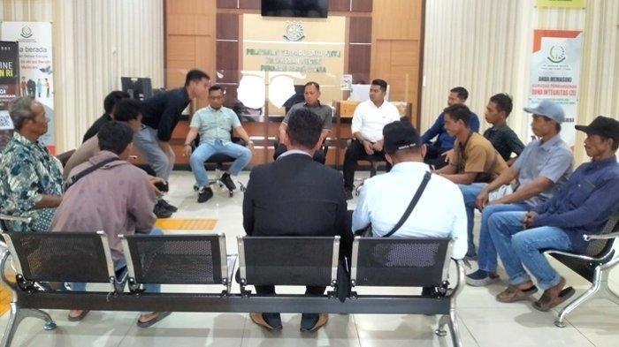 Protes anggota keluarga korban pembunuhan sadis di Desa Babulu Laut Kecamatan Babulu, datangi Kantor Kejari PPU terkait tuntutan JPU kepada pelaku hanya 10 tahun penjara.