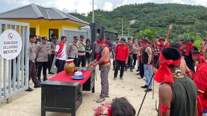 Puluhan warga Desa Sujau, Kecamatan Sebuku, Kabupaten Nunukan geruduk PT Nunukan Bara Sukses (NBS), lantaran dianggap melakukan pemutusan hubungan kerja (PHK) terhadap seorang karyawan secara sepihak, Sabtu (23/06/2024), pukul 14.00 Wita.