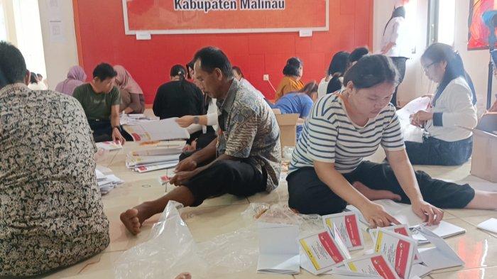Puluhan warga sedang mengerjakan pelipatan surat suara di Kantoe KPU Malinau, Kalimantan Utara, Senin (8/1/2023).