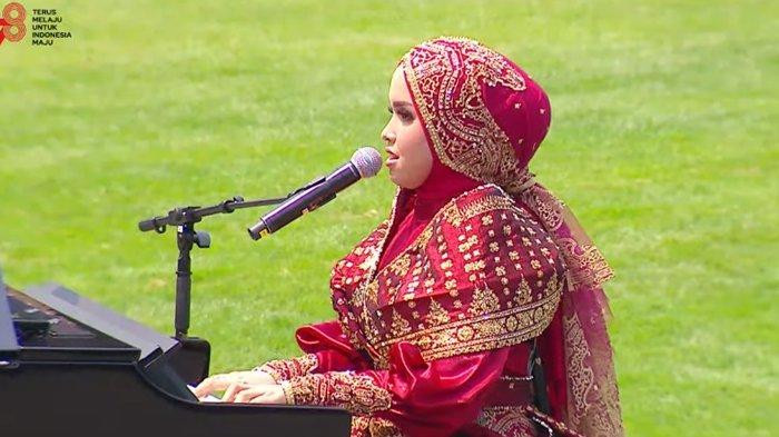 Putri Ariani saat menyanyikan lagu dangdut Rungkad di Istana Merdeka dalam acara HUT RI (tangkapan layar Youtube Sekretariat Presiden)