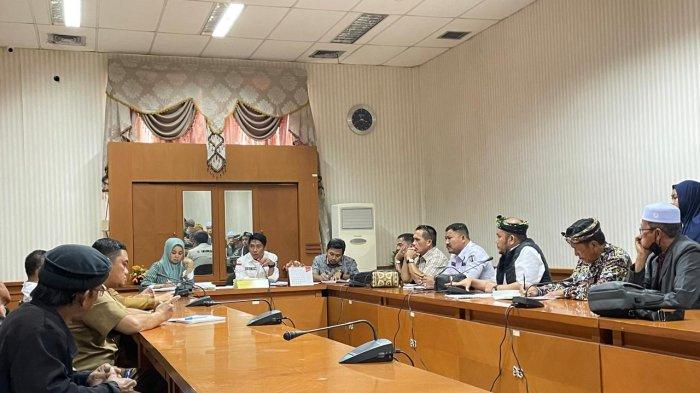RAPAT DENGAR PENDAPAT - Puluhan warga Desa Binusan, Kelurahan Nunukan Barat, Kecamatan Nunukan, Kabupaten Nunukan didampingi kuasa hukumnya mengadu ke DPRD Nunukan, Kalimantan Utara (Kaltara), Selasa (18/03/2025), siang