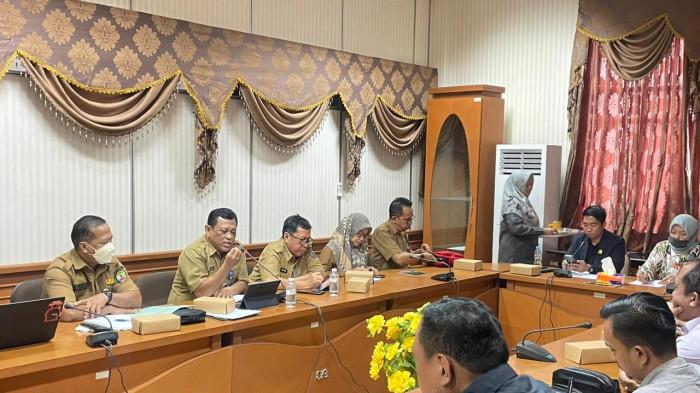 RDP DPRD NUNUKAN - Kabag Ekonomi Pemkab Nunukan, Rohadiansyah menjelaskan soal aktivasi Perusda NSP kepada pimpinan rapat dengar pendapat di Kantor DPRD Nunukan, Selasa (22/07/2025), sore.