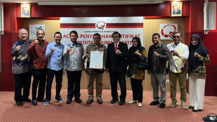 Sertifikat Akreditasi Paripurna Bintang 5 itu diserahkan oleh Sekretaris Eksekutif KARS dr Djoti Atmodjo kepada Wakil Bupati (Wabup) Nunukan Hanafiah di Jakarta, pada Senin (22/01/2024). (HO/Prokopim Setkab Nunukan)