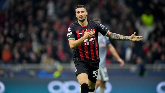 Pemain AC Milan, Rade Krunic - Fullback asal Bosnia itu batal hijrah ke Turki sebab ia masih dibutuhkan Stefano Pioli. Rossoneri justru selangkah lagi berpisah dengan Junior Messias yang akan merapat ke tim promosi, Genoa.
