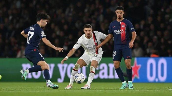Duel pemain AC Milan, Rade Krunic dengan pemain PSG dalam matchday ketiga Liga Champions di Stadion Parc des Princes, Kamis (26/10/2023) pukul 02.00 WIB.