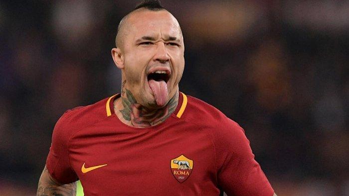 Gelandang Radja Nainggolan ketika memperkuat klub Liga Italia, AS Roma 