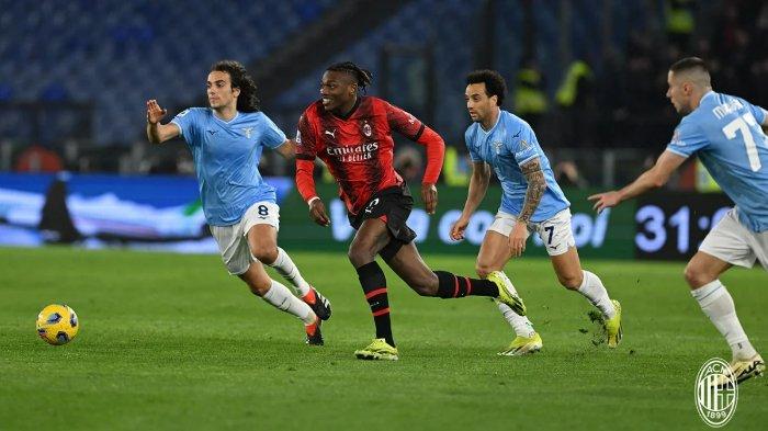 Duel pemain AC Milan melawan Lazio pada laga Serie A Liga Italia pekan 27, Sabtu (2/3/2024) di Stadio Olimpico.