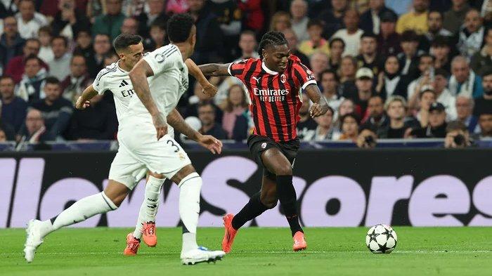 Aksi penyerang AC Milan, Rafael Leao merepotkan barisan pertahanan Real Madrid, pada pertandingan Liga Champions di Stadion Santiago Bernabeu, Rabu (6/11/2024).