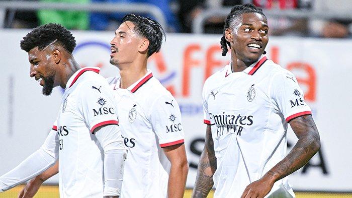 Selebrasi Rafael Leao (kanan) seusai mencetak gol pada pertandingan Cagliari vs AC Milan, pekan 12 Liga Italia Serie A, di Stadion Unipol Domus, Minggu (10/11/2024).