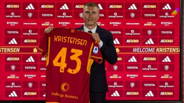 Rasmus Kristensen memamerkan jersey yang akan dikenakan sebagai pemain AS Roma. (asroma.com)