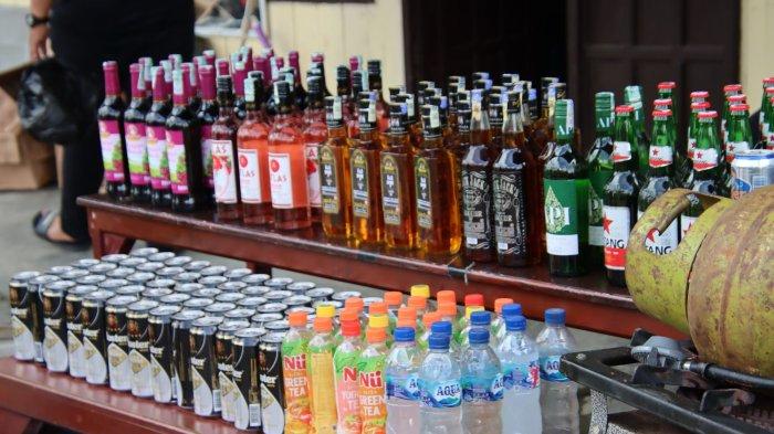PANTUN BAHAYA MIRAS – Ratusan kemasan minuman keras dan miras oplosan sebanyak 7 drum disita Polres Malinau selama Operasi Pekat 2025, Rabu (5/3/2025), berat total miras yang disita diperkirakan mencapai 1 ton. Simak kumpulan pantun jauhi minuman keras berikut, berisi tentang bahaya alkohol bagi diri sendiri dan orang lain.