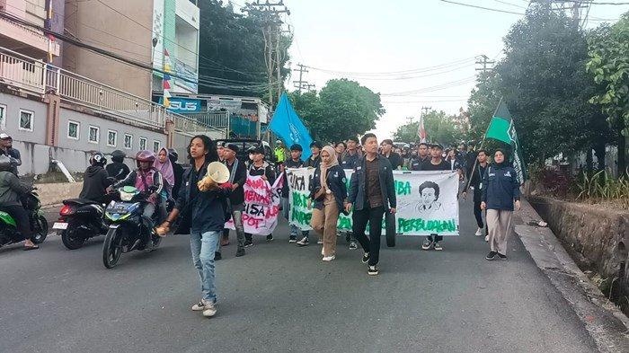 Ratusan mahasiswa tergabung dalam berbagai organisasi kemahasiswaan eksternal menyambangi Kantor PLN Kota Tarakan, Selasa (13/8/2024) sore tadi sekitar pukul 18.10 WITA. TRIBUNKALTARA.COM/ANDI PAUSIAH