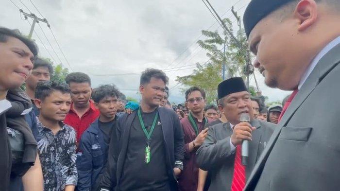 Ratusan massa saat memadati jalan menuju Pemkot Tarakan Kelurahan Kampung Satu dalam rangka menyampaikan aspirasi dan sejumlah tuntutan, Jumat (23/8/2024).