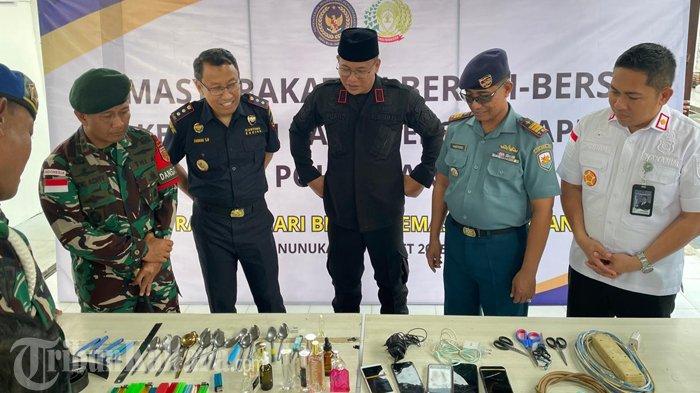 BARANG BUKTI RAZIA - Lapas Kelas IIB Nunukan, Kalimantan Utara (Kaltara) mendapati sejumlah barang terlarang hasil dari kegiatan razia di kamar hunian Warga Binaan Permasyarakatan (WBP) dengan melibatkan anjing pelacak K-9, Jumat (21/03/2025), sore. (TribunKaltara.com/Febrianus Felis)