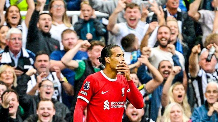 Reaksi Virgil van Dijk usai menerima kartu merah saat laga Newcastle United vs Liverpool
