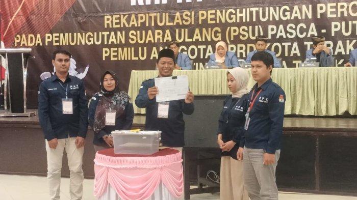 Ketua PPK Kecamatan Tarakan Barat, Andi Muhammad Akbar saat membuka kotak hasil rekapitulasi PSU tingkat Dapil 1 Kecamatan Tarakan Tengah Kota Tarakan dan diperlihatkan dalam rapat pleno, Rabu (17/7/2024) malam tadi.