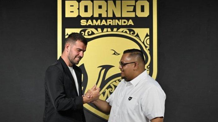 Potret Wiljan Pluim bersama Presiden Borneo FC, Nabil Husein usai penandatanganan kontrak, tanda resminya eks bomber PSM Makassar ini menjadi pemain Pesut Etam.