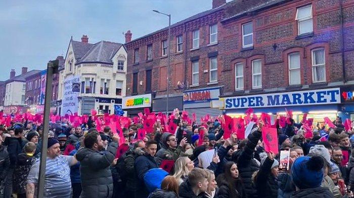 Ribuan fans Everton saat mengikuti aksi protes Premier League, buntut pemberian sanksi pengurangan poin