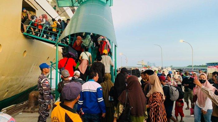 Ribuan penumpang KM Bukit Siguntang mulai antre naik kapal, pada akhir Februari 2024.