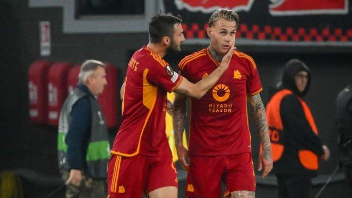 Potret dua pemain AS Roma, Bryan Cristante dan Rick Karsdorp dalam pertandingan kontra Bayer Leverkusen pada leg pertama babak semifinal Liga Europa di Stadio Olimpico, Jumat (3/5/2024) dini hari WIB. Fullback asal Belanda jadi bulan-bulanan usai buat blunder.