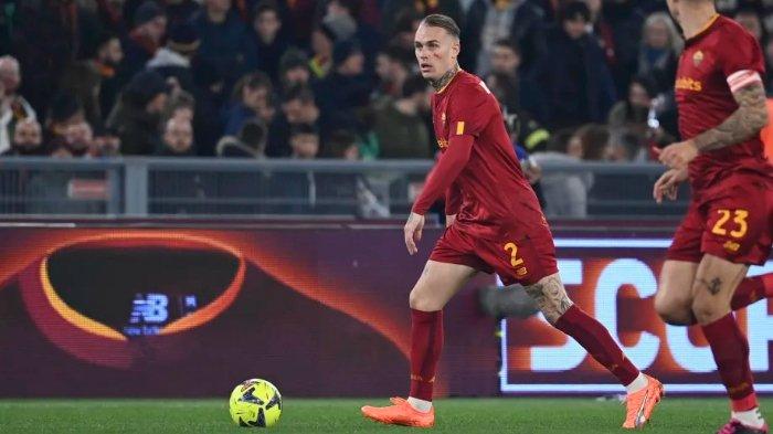 Fullback AS Roma, Rick Karsdorp - Pemain asal Belanda itu kembali memperkuat skuad setelah tiga bulan pasca berseteru dengan Jose Mourinho.